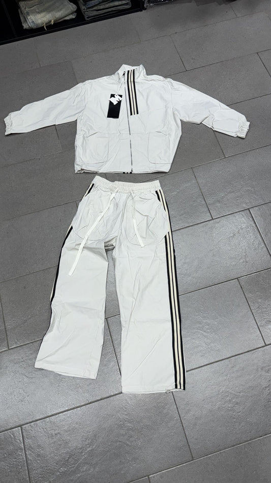 Coordinato di tuta stile Adid*s