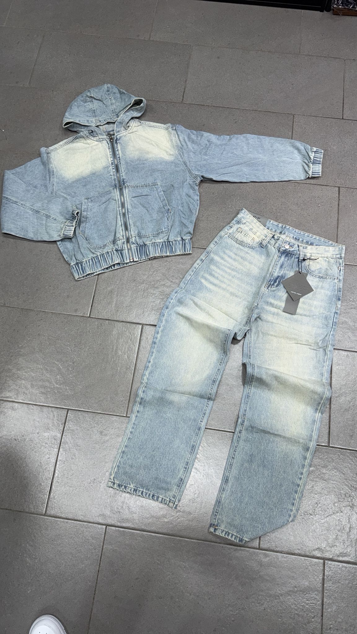 cordinato di jeans azzurro sabbiato